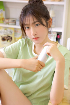 美女裸泳视频